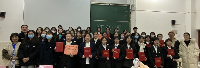 辩论赛评委老师工作人员参赛选手集体照.jpeg 辩论赛评委老师工作人员参赛选手集体照.jpeg
