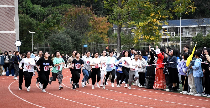校运会女子1500米.jpg 校运会女子1500米.jpg