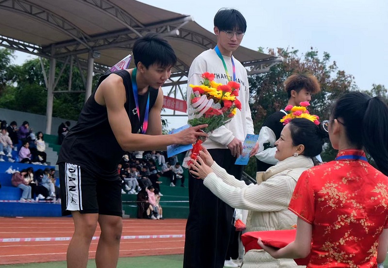 校运会颁奖4.jpg 校运会颁奖4.jpg