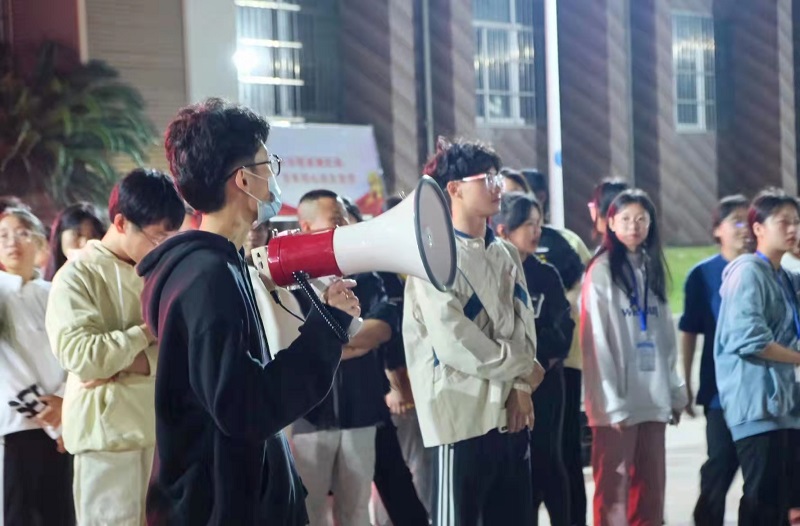 工作人员维持现场秩序.jpg 工作人员维持现场秩序.jpg