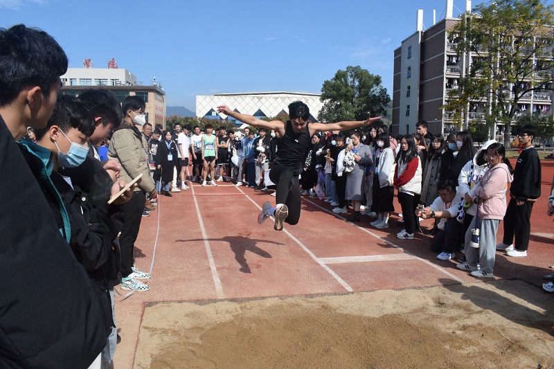 校运会男子三级跳3.jpg 校运会男子三级跳3.jpg