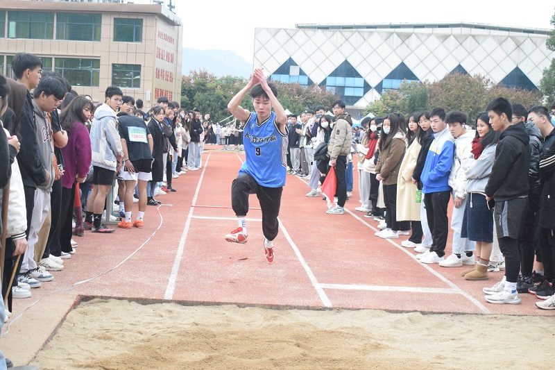 校运会男子三级跳2.jpg 校运会男子三级跳2.jpg