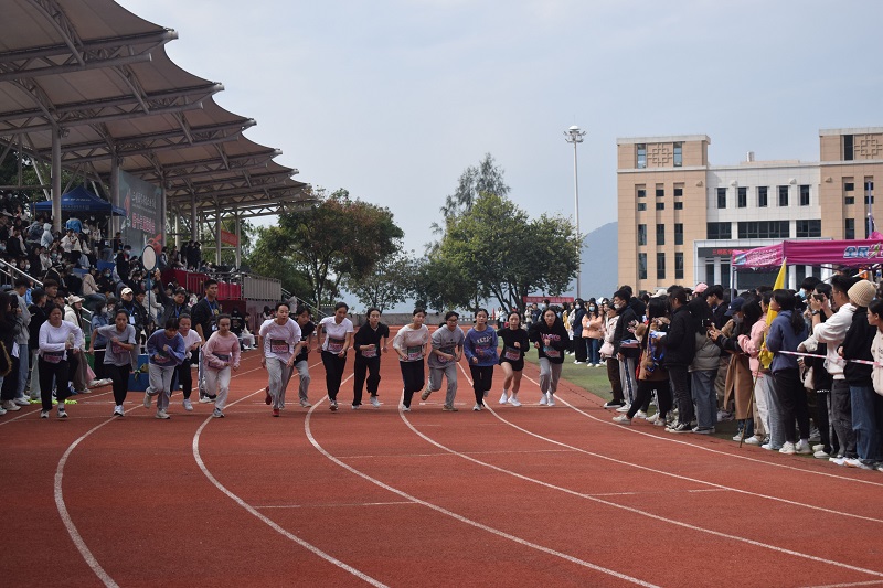 校运会女子800.jpg 校运会女子800.jpg