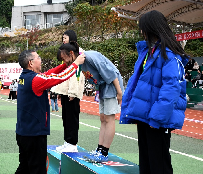 校运会的颁奖2 (1).jpg 校运会的颁奖2 (1).jpg